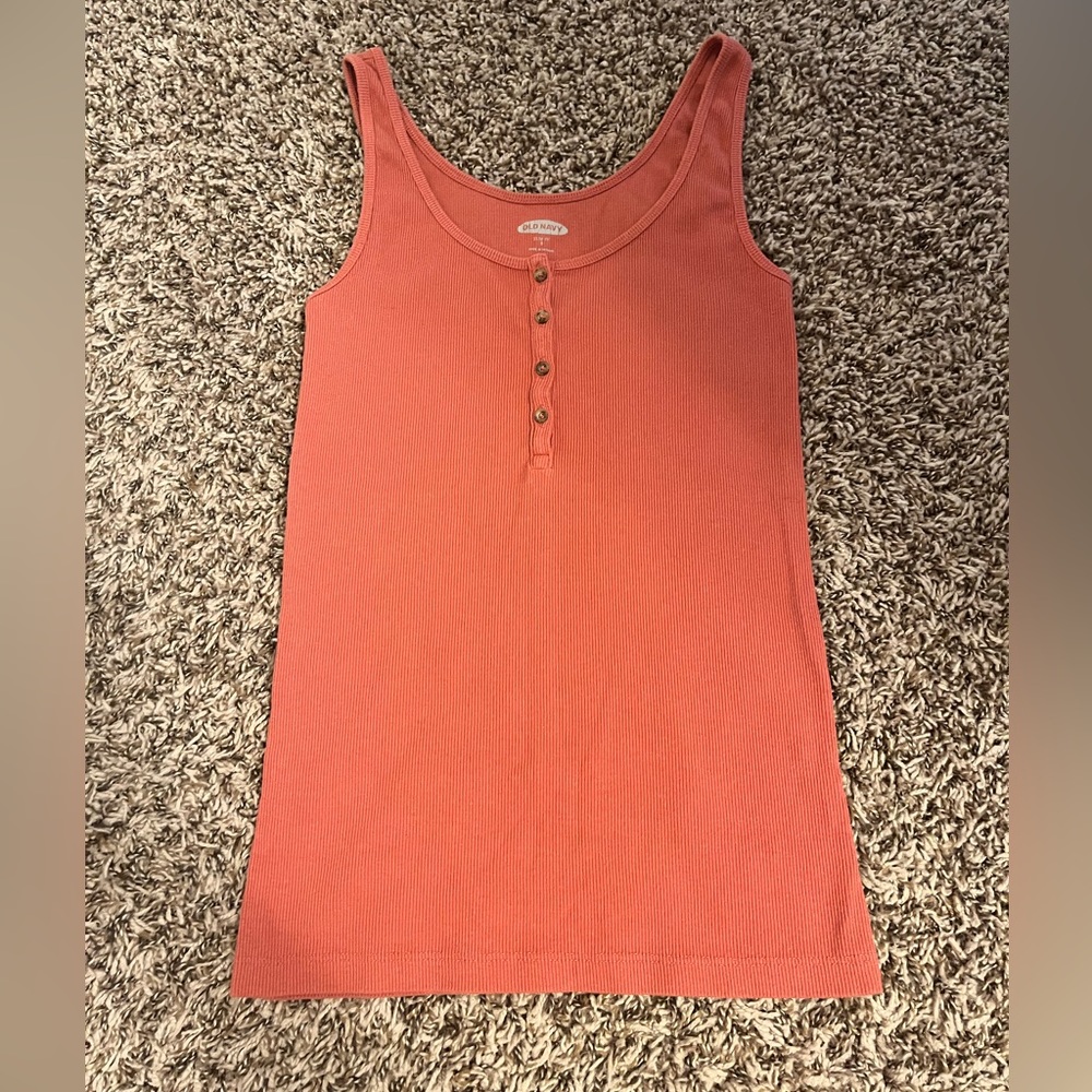 Old Navy slim fit tank top in great condition. Worn couple of times